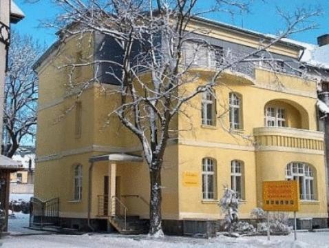 Pensjonat - Restauracja Żółty Domek Szczecinek Exterior foto