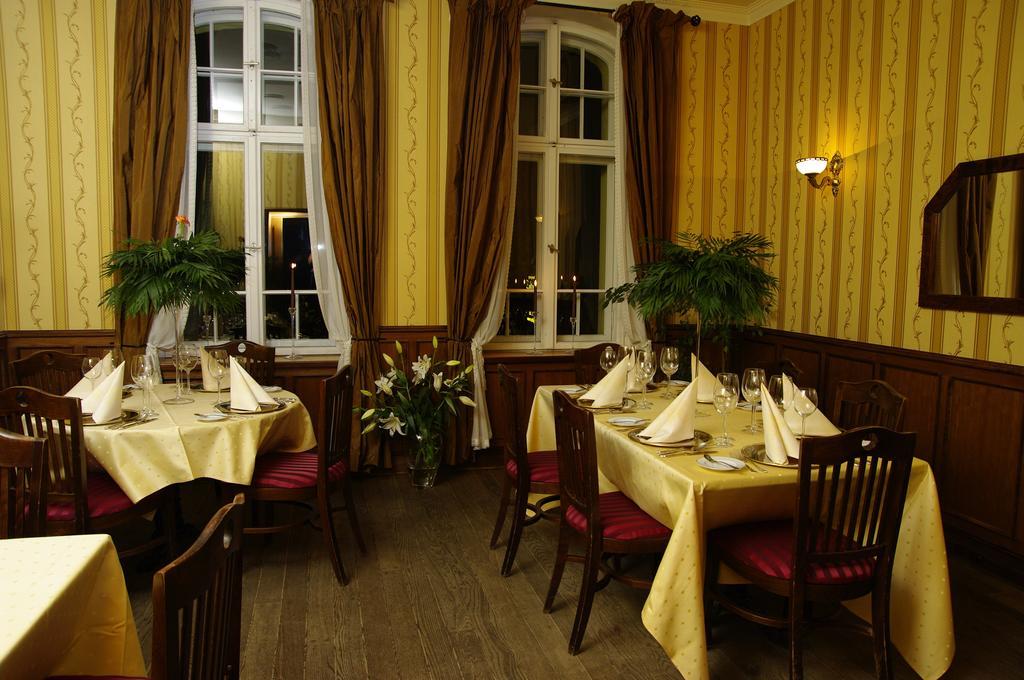 Pensjonat - Restauracja Żółty Domek Szczecinek Exterior foto