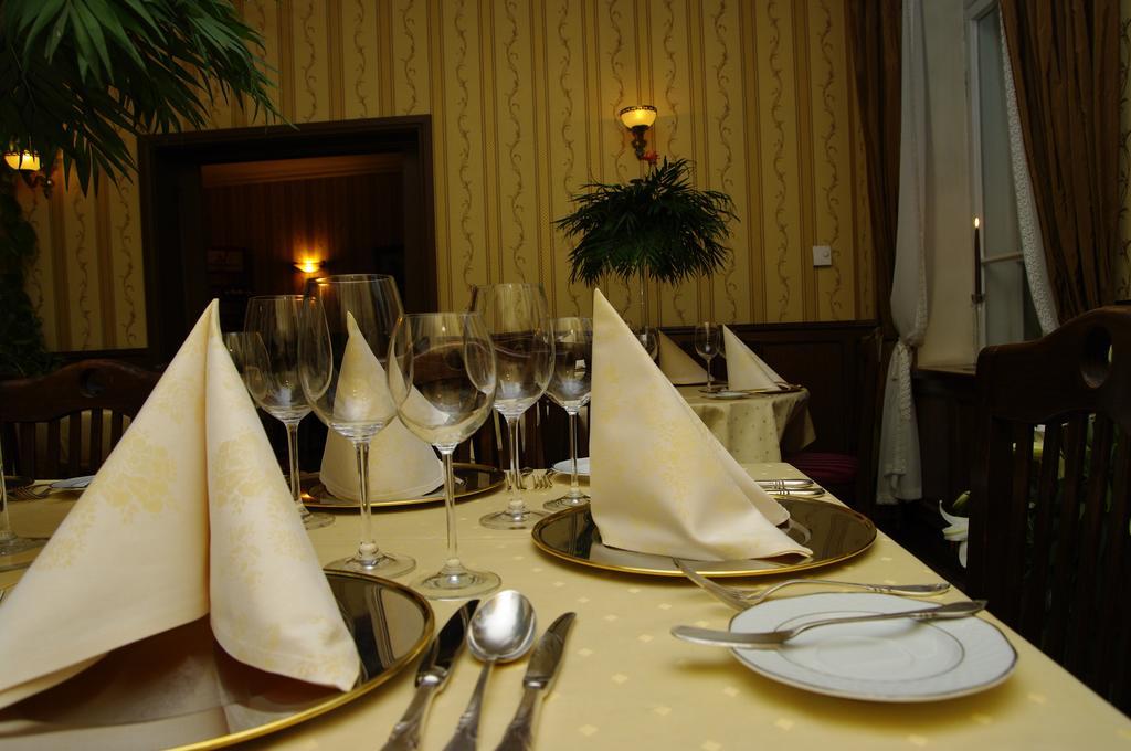 Pensjonat - Restauracja Żółty Domek Szczecinek Exterior foto